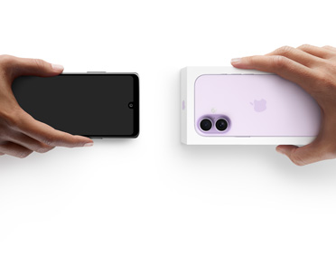 Manos intercambiando teléfonos, dispositivo Android sin caja a la izquierda, iPhone 17 nuevo en su caja a la derecha