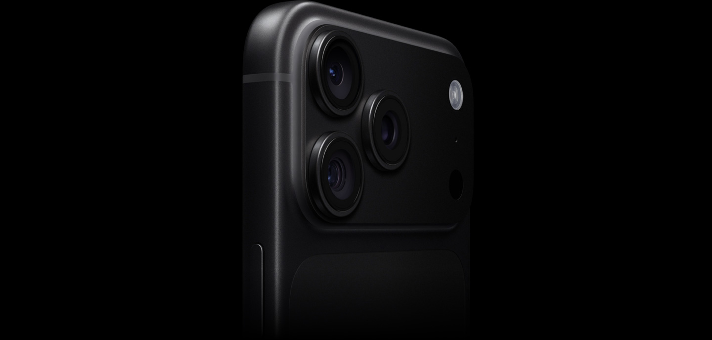 iPhone 18 Pro nero mostrato parzialmente da dietro, sistema di fotocamere Pro Fusion in primo piano