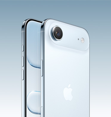 iPhone Air en finition bleu ciel révélant une partie de l’écran, avec le bouton Action, les boutons de réglage du volume et le bouton latéral visibles sur le bord. La face arrière montre le système caméra Fusion dans le coin supérieur gauche.
