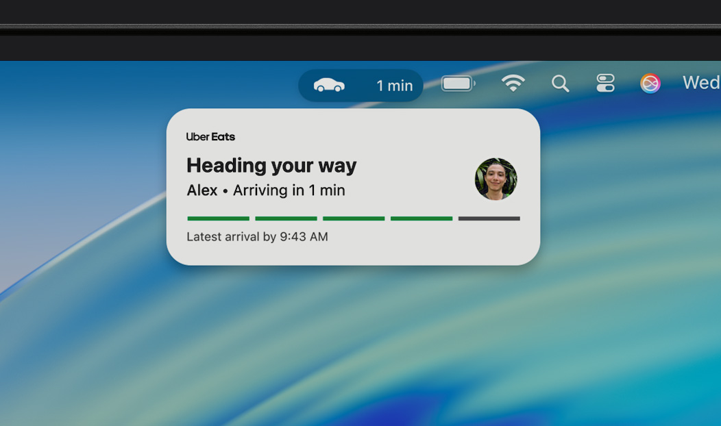 MacBook Pro, notificación de Actividad en Vivo indica que un pedido de Uber Eats está en camino