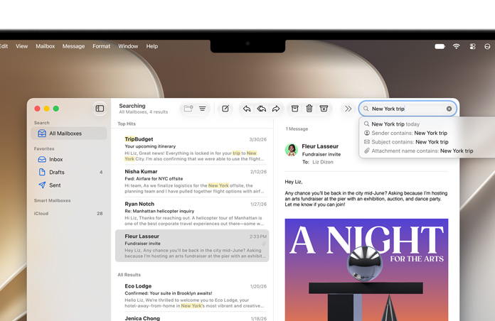 Mail-appen er åben på en MacBook-skærm, mails om en tur til New York vises, ordene New York og trip er fremhævet i gul, hvor de forekommer i hver mail