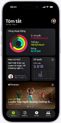 Ứng dụng Apple Fitness+ trên iPhone hiển thị màn hình tab Tóm Tắt, với các vòng Hoạt Động, Mẹo Huấn Luyện Viên, Số Bước và các bài tập Apple Fitness+ được đề xuất